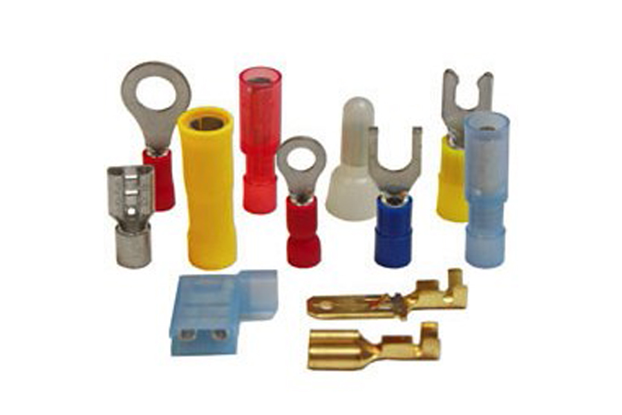 A fixture designed to be installed in the end of a cable or a conductor in order to facilitate the connection.